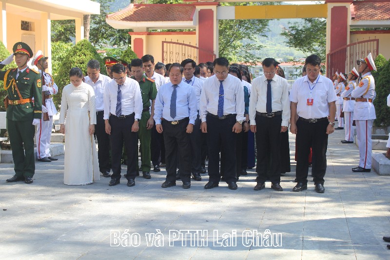 Đoàn đại biểu viếng Nghĩa trang Liệt sĩ Than Uyên, dâng hương tại Bản Lướt