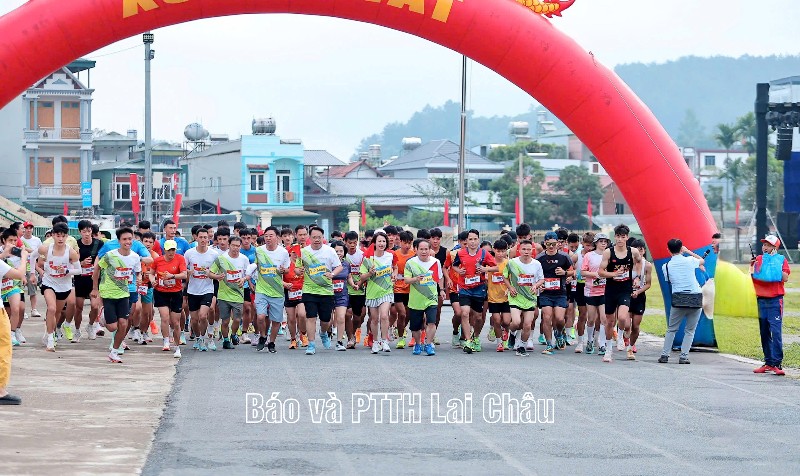 350 vận động viên tham gia Giải chạy “Về mùa vàng Tam Than”
