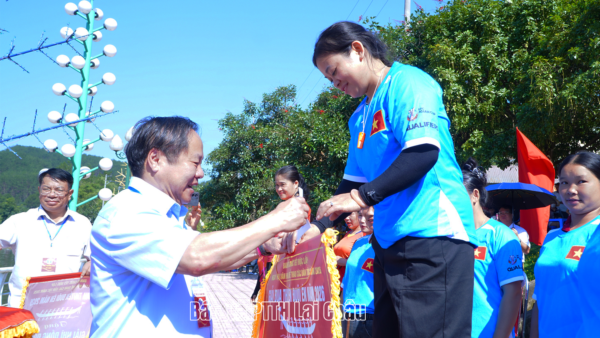 Đồng chí Tống Thanh Hải – Phó Chủ tịch Thường trực UBND tỉnh trao giải cho đội xuất sắc 