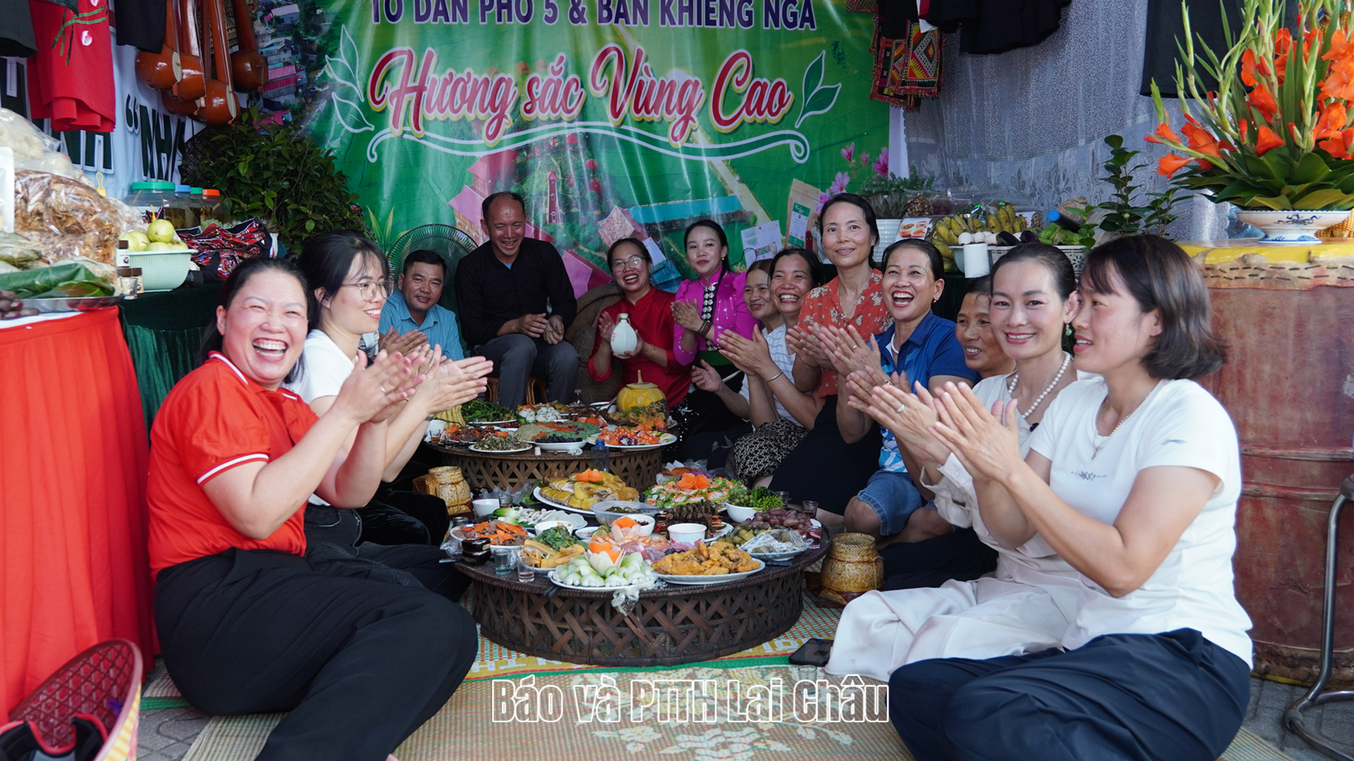 Người dân và du khách thưởng thức các món ăn tại mâm cơm của bản Khiêng Ngà, xã Than Uyên