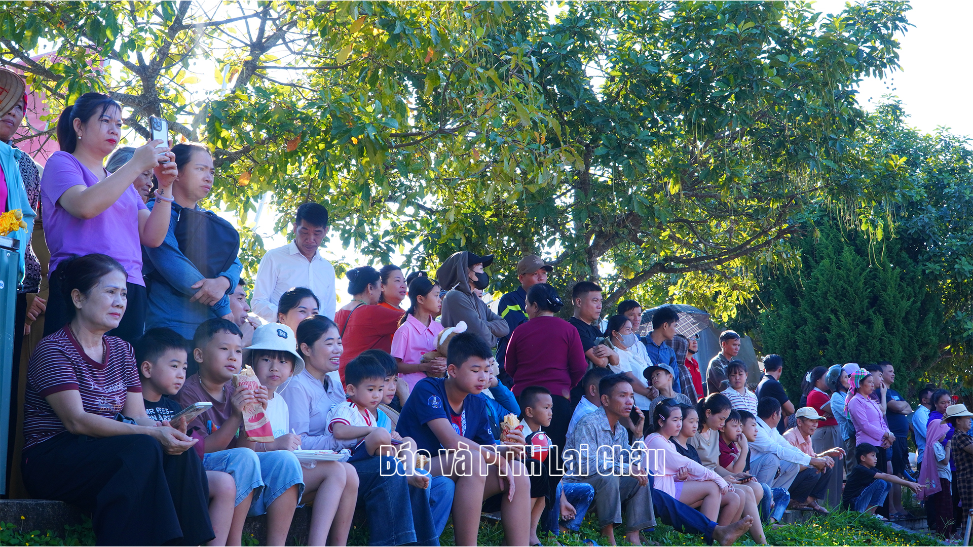 Đông đảo người dân, du khách có mặt cổ vũ, theo dõi giải