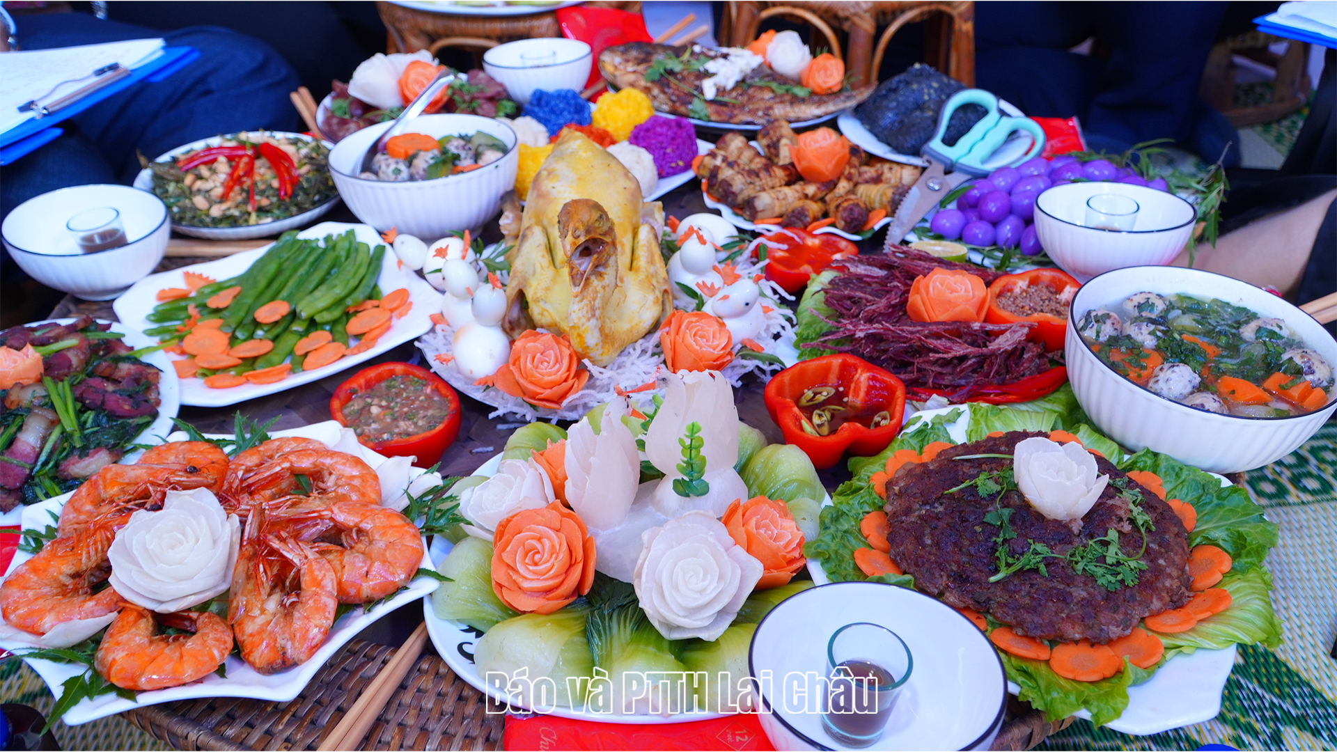 Ban giám khảo ấn tượng với tạo hình trên quả dưa hấu