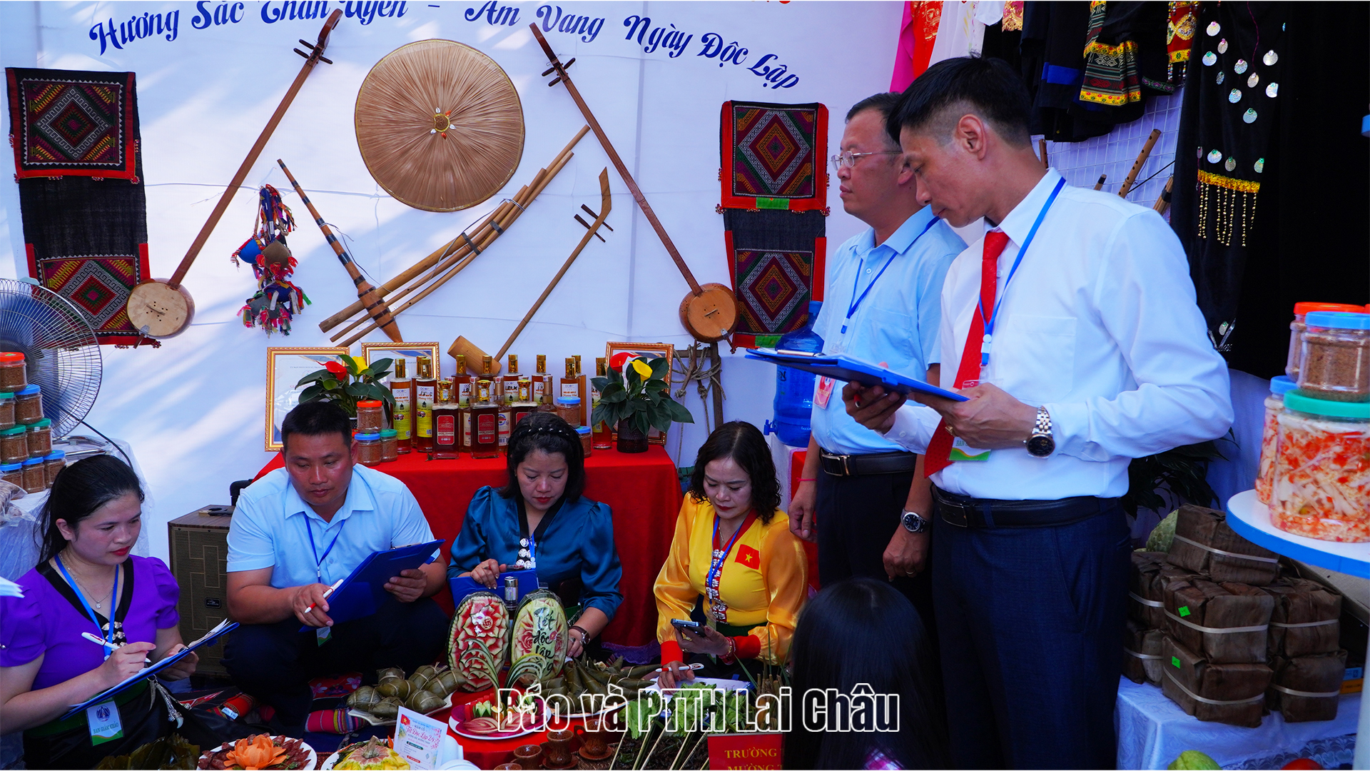 Ban Giám khảo chấm thi mâm cơm Trường THCS Mường Than