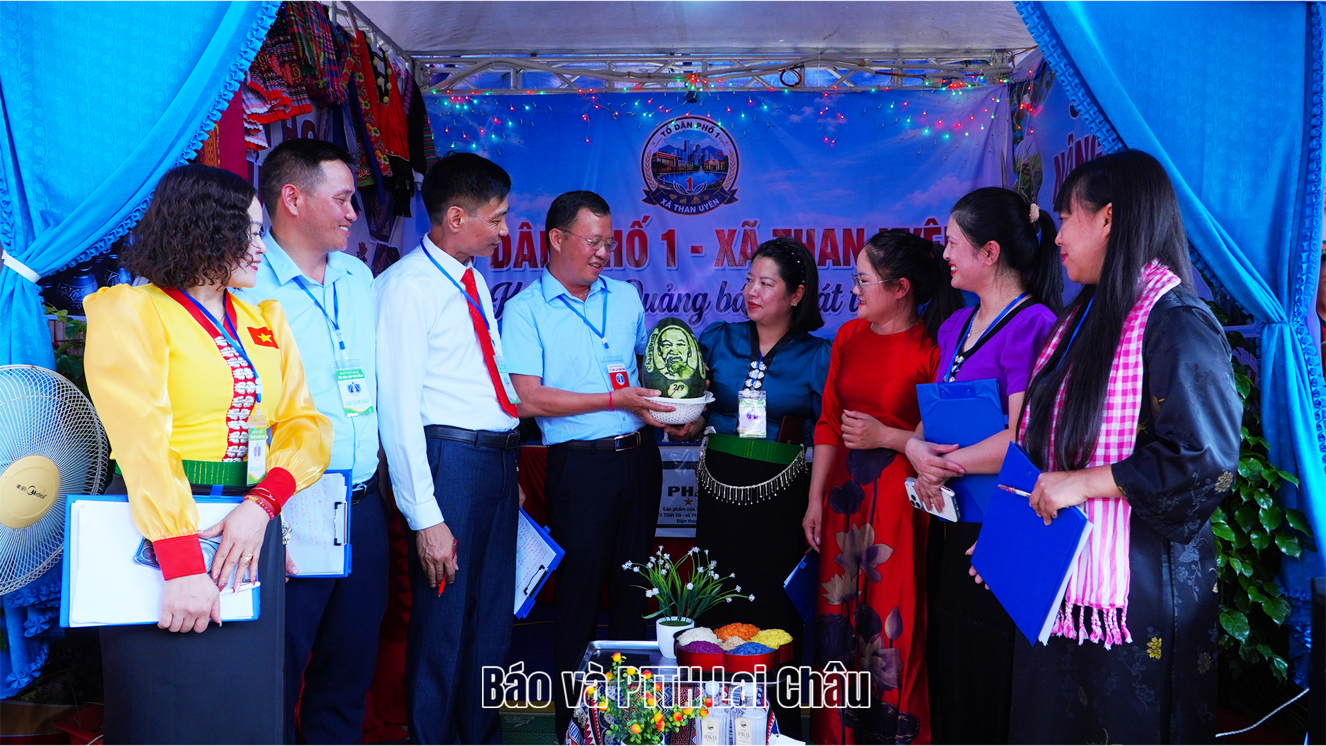 Ban giám khảo ấn tượng với tạo hình trên quả dưa hấu