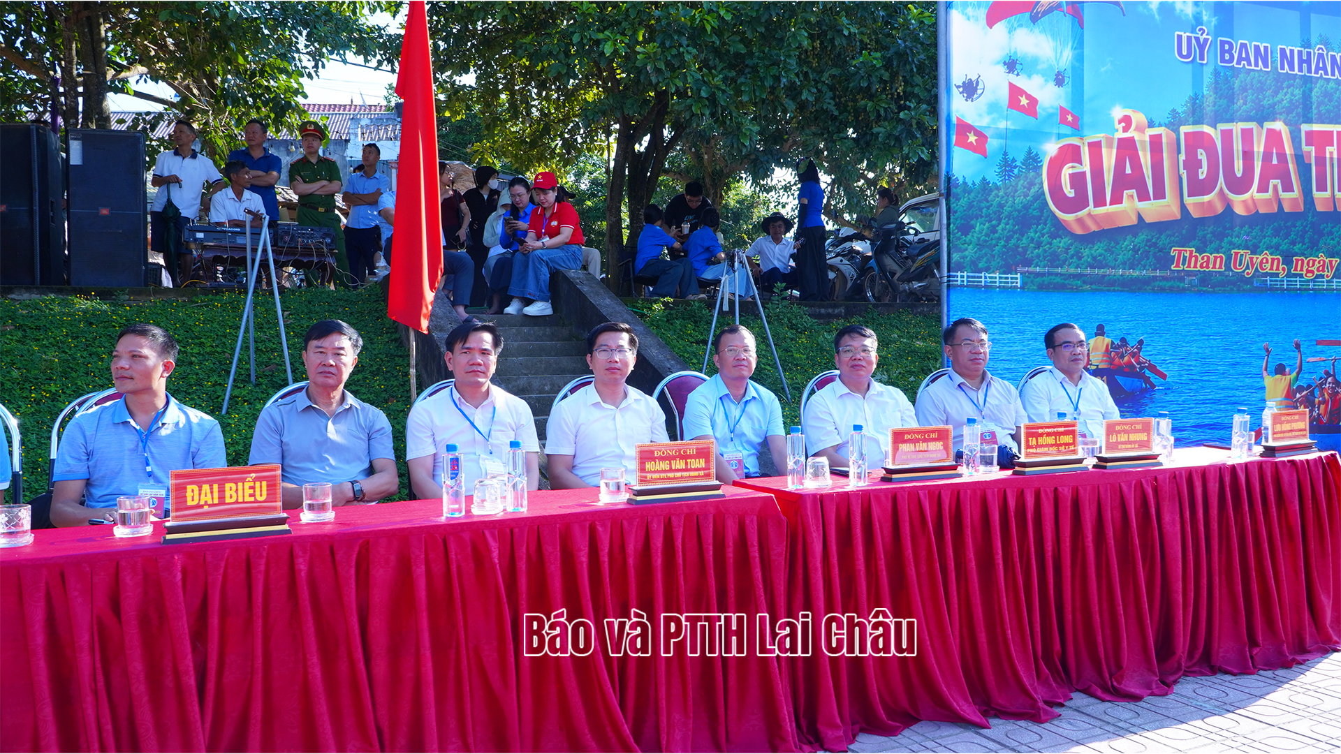 Các đại biểu tham dự Giải đua thuyền đuôi én 