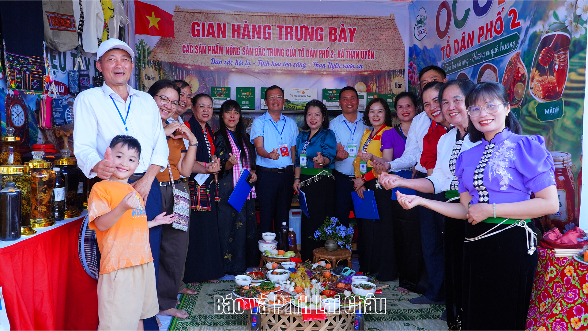 Ban giám khảo và các thành viên của đội thi Tổ dân phố số 2, xã Than Uyên chụp ảnh bên mâm cơm dự thi