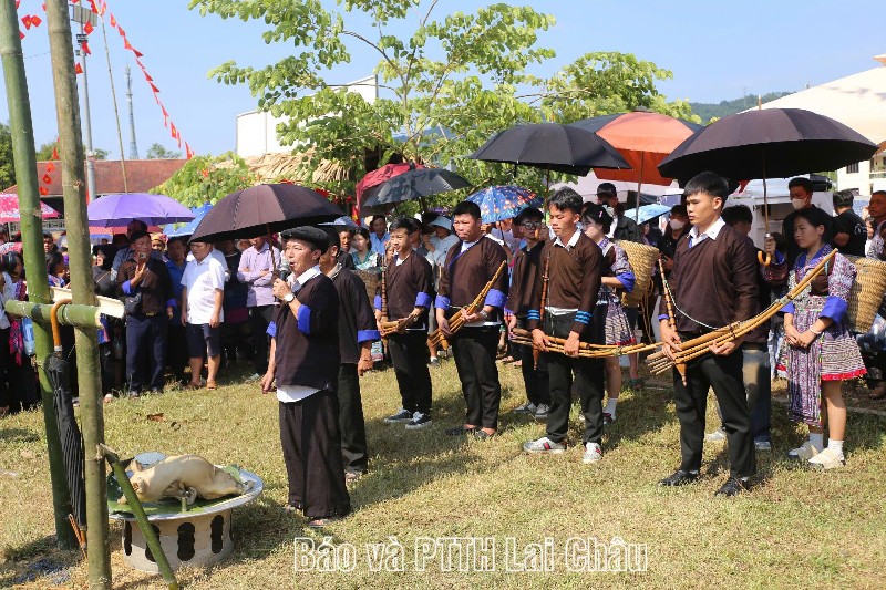 Trưng bày hiện vật, giới thiệu di sản văn hóa dân tộc Mông gắn với Lễ hội Gầu tào