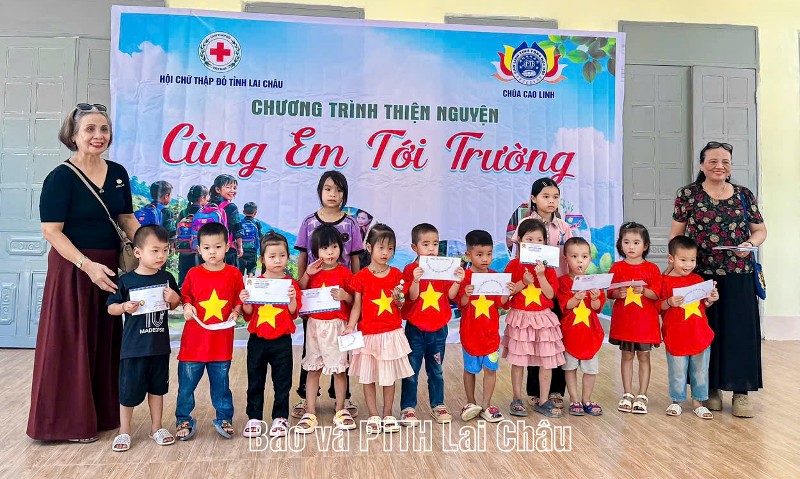Khánh thành, bàn giao sân trường và trao học bổng cho học sinh vùng cao