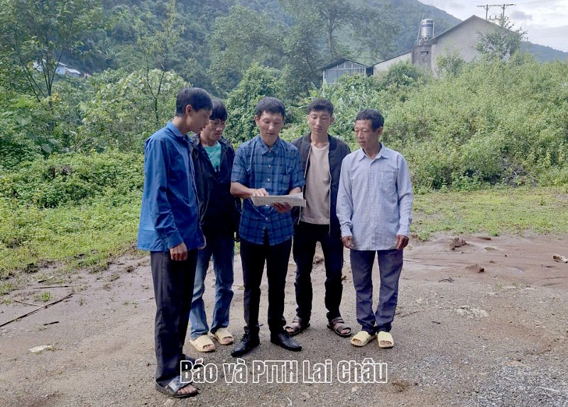 Phát huy vai trò người có uy tín ở Bum Nưa 