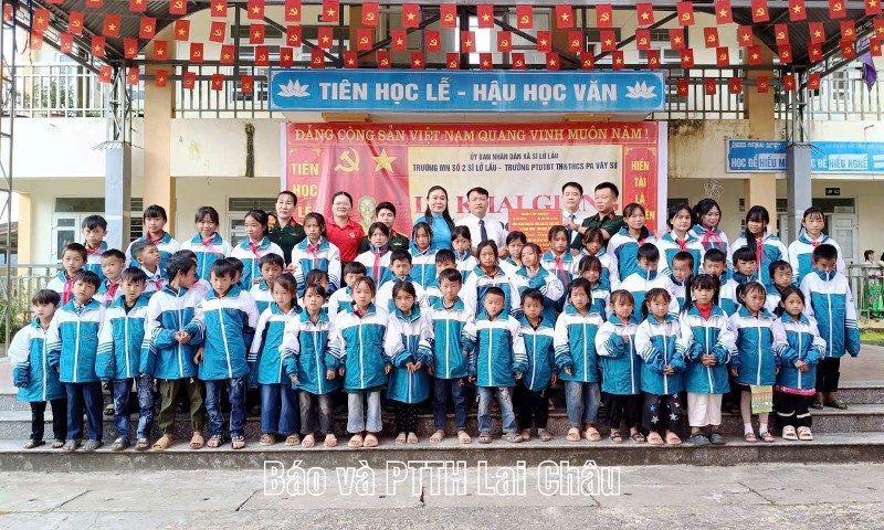 Tặng quà, học bổng cho học sinh khó khăn trên địa bàn tỉnh 