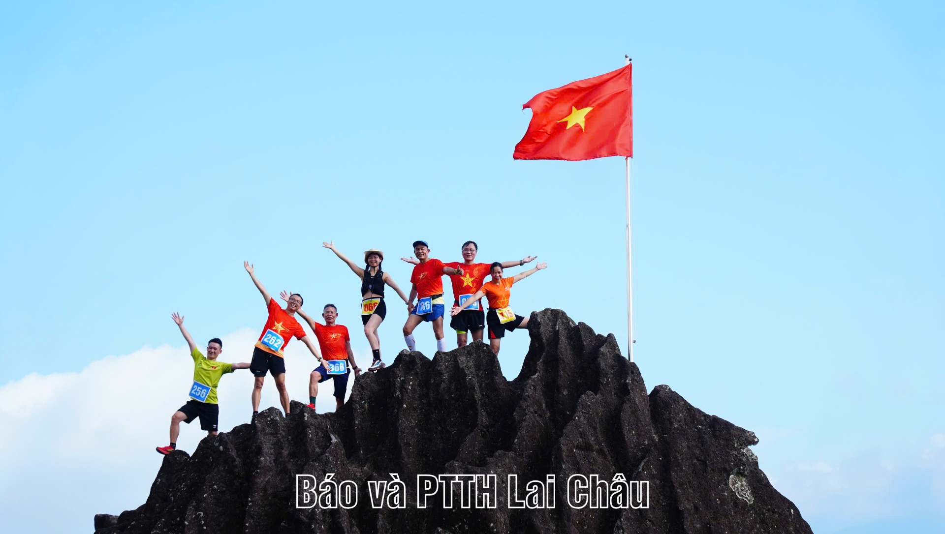 Các vận động viên check -in trên cung đường chạy 