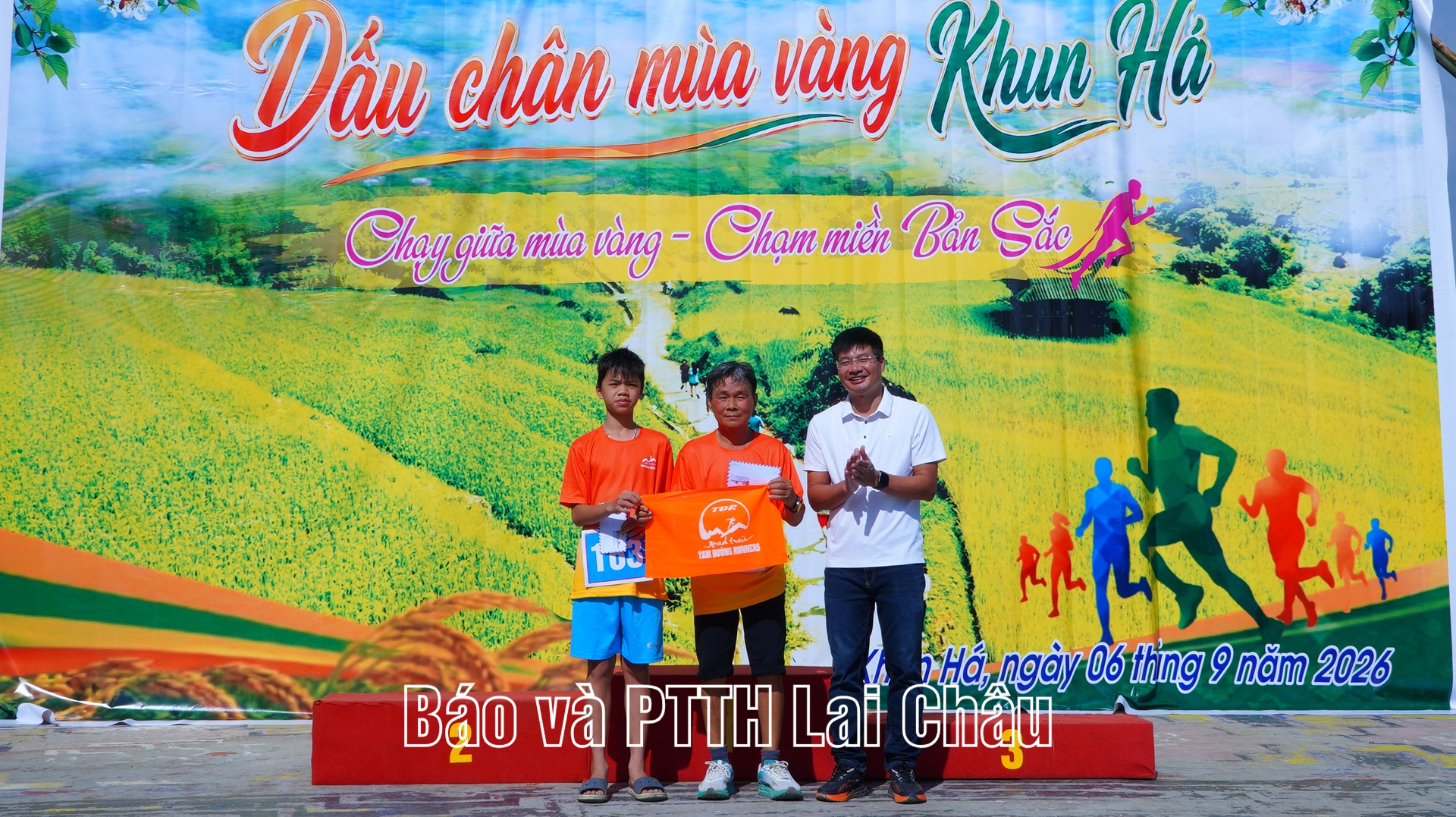Ông Lê Huy Chính – Chủ tịch UBND xã Khun Há trao giải cho VĐV lớn tuổi nhất và nhỏ tuổi nhất tham gia giải chạy