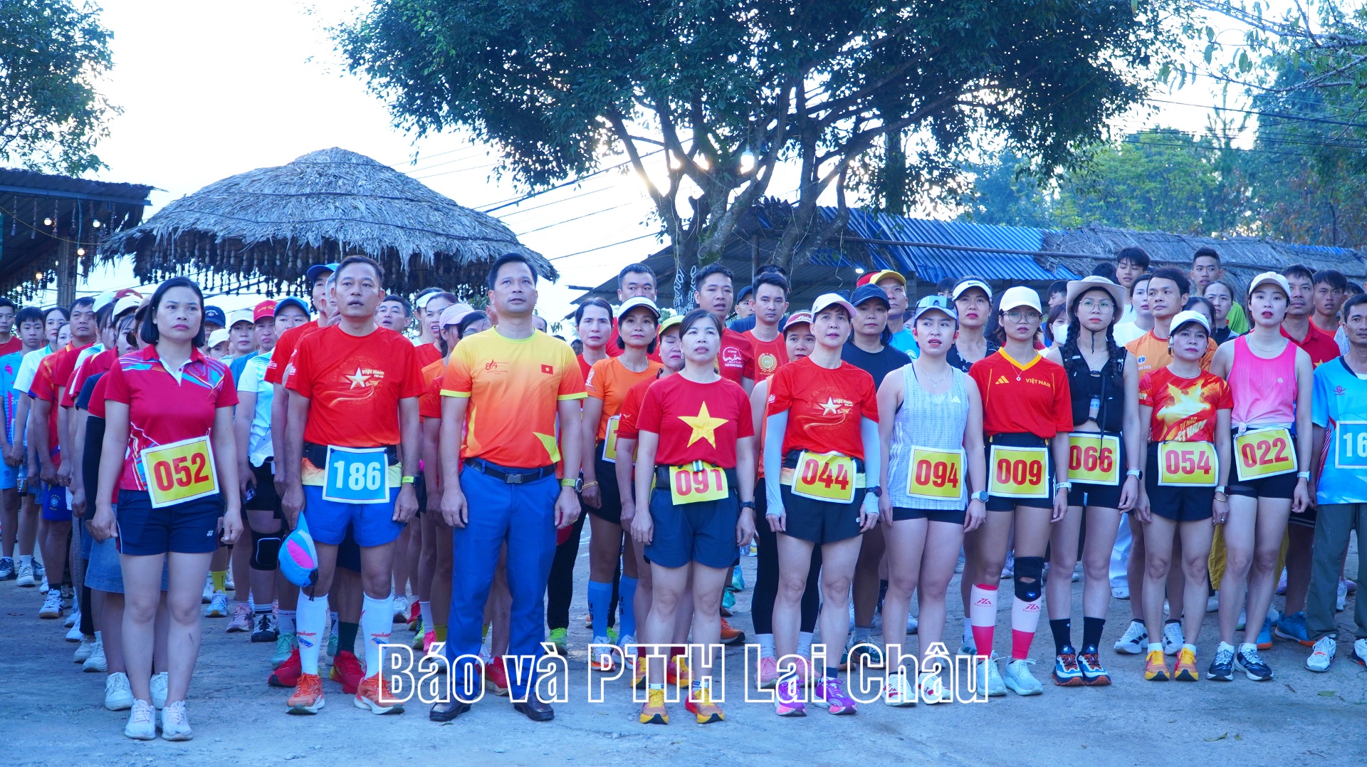 Đại biểu và vận động viên tham gia giải chạy “Dấu chân mùa vàng Khun Há