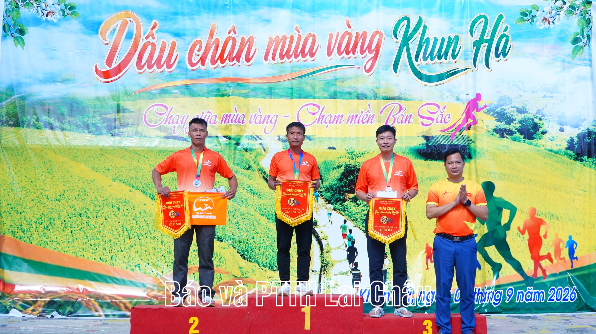 Ông Trần Văn Công – Phó Giám đốc Sở Văn hóa, Thể thao và Du lịch trao giải Nhất, Nhì, Ba cho nhóm cá nhân nam 
