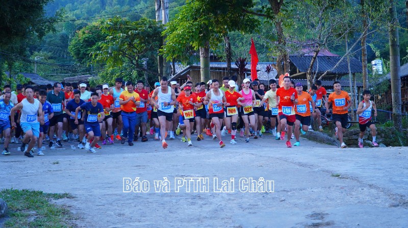 Gần 350 vận động viên tham gia Giải chạy “Dấu chân mùa vàng Khun Há”