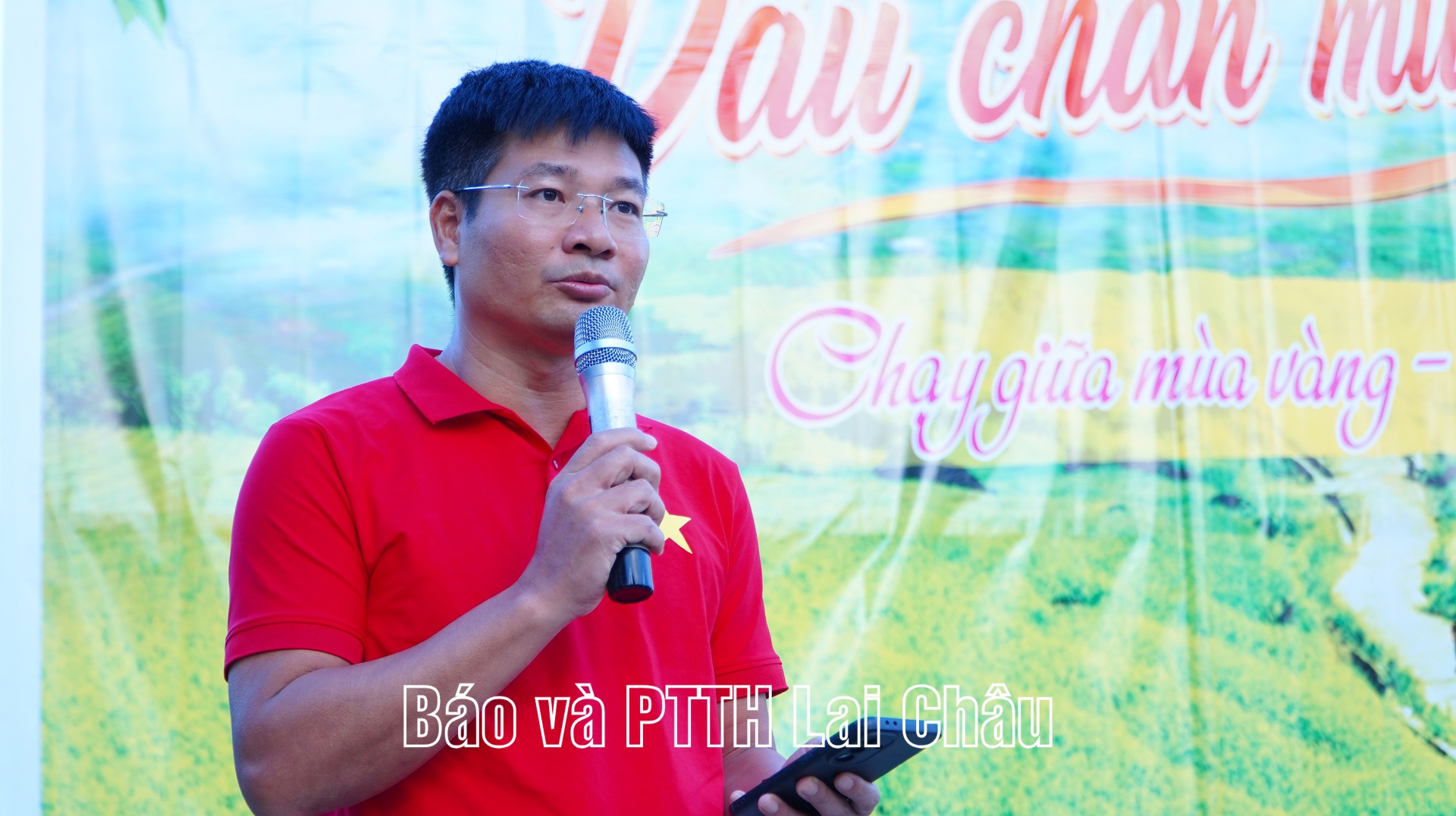 Ông Lê Huy Chính – Chủ tịch UBND xã Khun Há phát biểu khai mạc giải chạy 