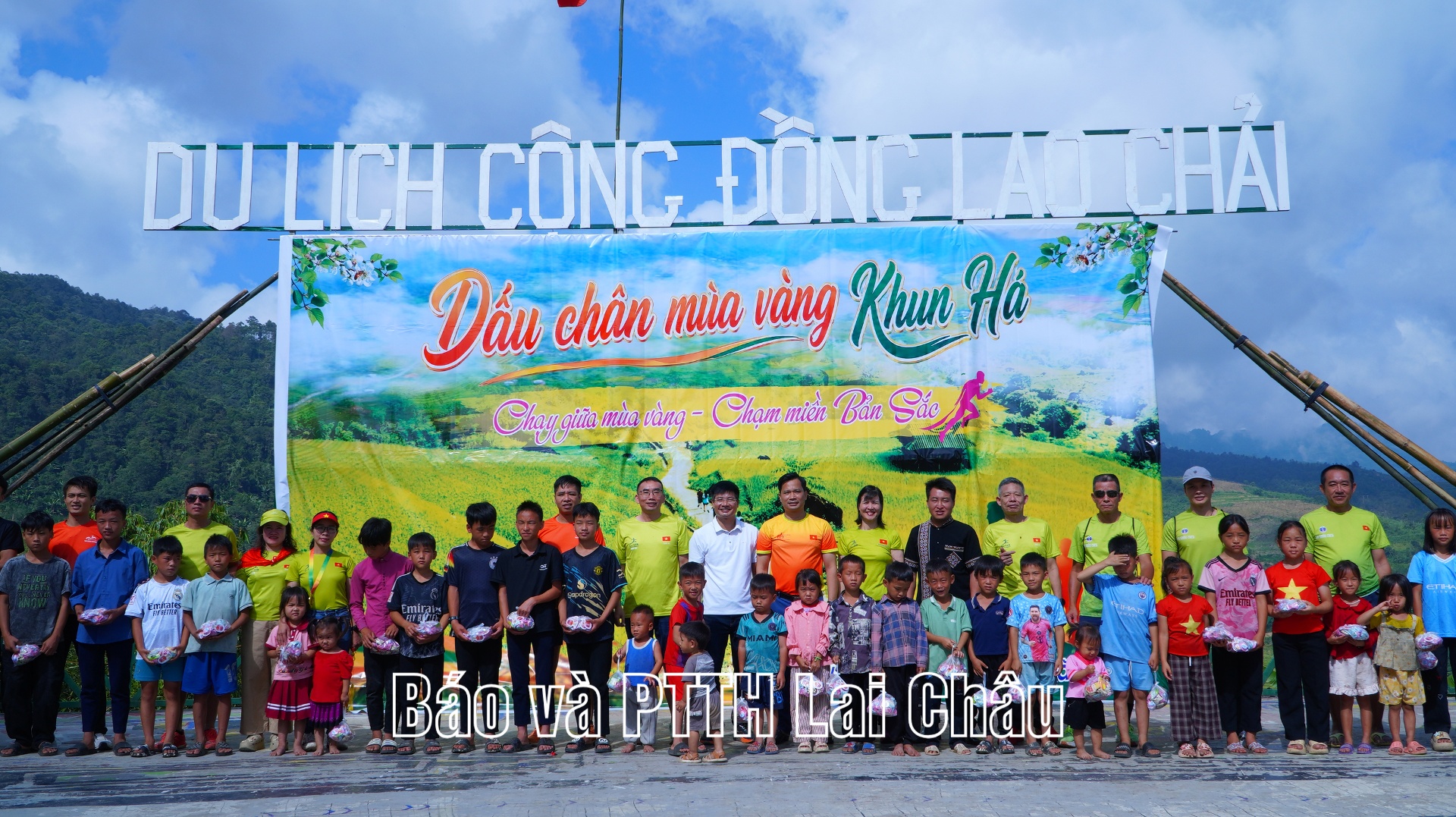 Câu lạc bộ Lai Châu Runer trao quà cho các cháu nhỏ của bản Lao Chải