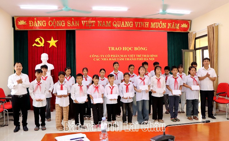 Trao quà cho học sinh trên địa bàn xã Pa Tần	