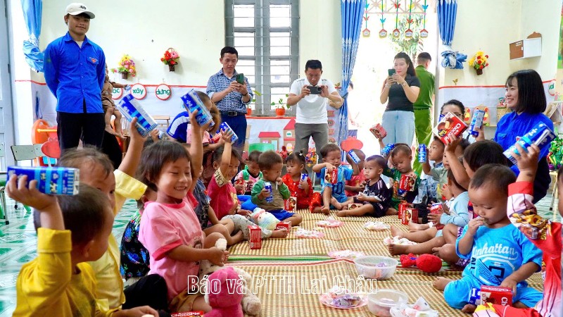 Trao yêu thương đến bà con nhân dân và trẻ em vùng cao