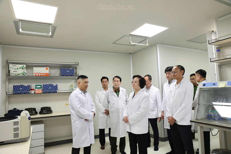 Phó Thủ tướng Phạm Thị Thanh Trà kiểm tra công tác giám định ADN, xác định danh tính hài cốt liệt sĩ