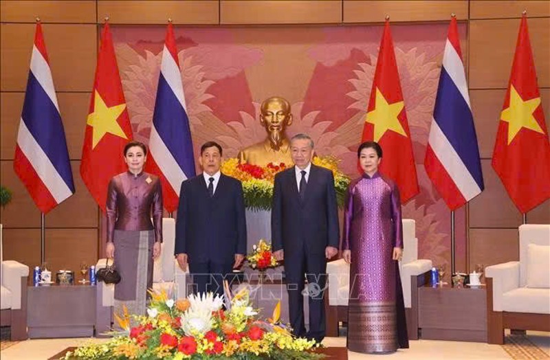 Nhà vua Thái Lan và Hoàng hậu kết thúc tốt đẹp chuyến thăm Việt Nam