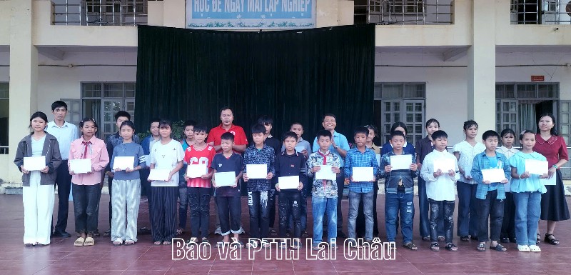 Hội Chữ thập đỏ tỉnh Lai Châu kết nối tặng quà trung thu học sinh vùng lũ