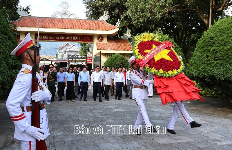Đồng chí Vũ Mạnh Hà - Thứ trưởng Thường trực Bộ Y tế viếng Nghĩa trang Liệt sĩ tỉnh