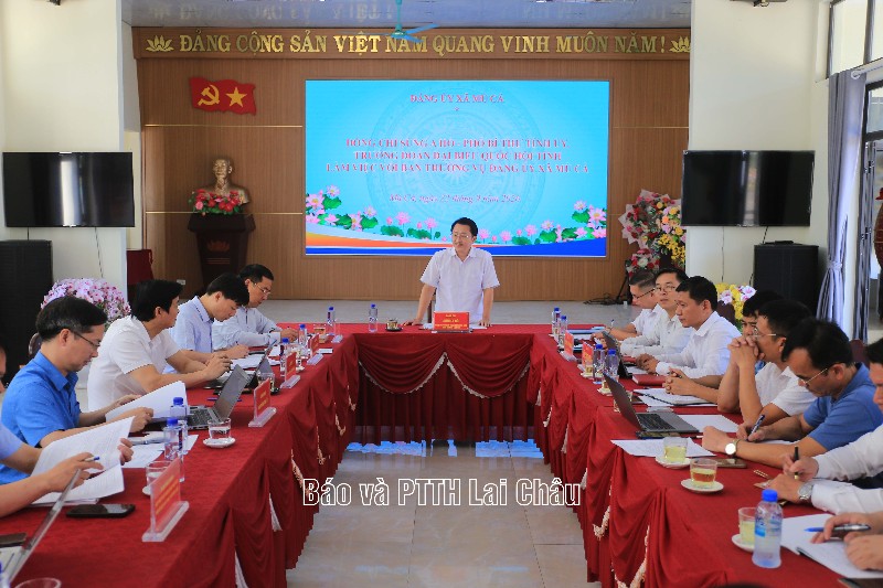 Đồng chí Phó Bí thư Tỉnh ủy Sùng A Hồ làm việc với Ban Thường vụ Đảng ủy xã Mù Cả