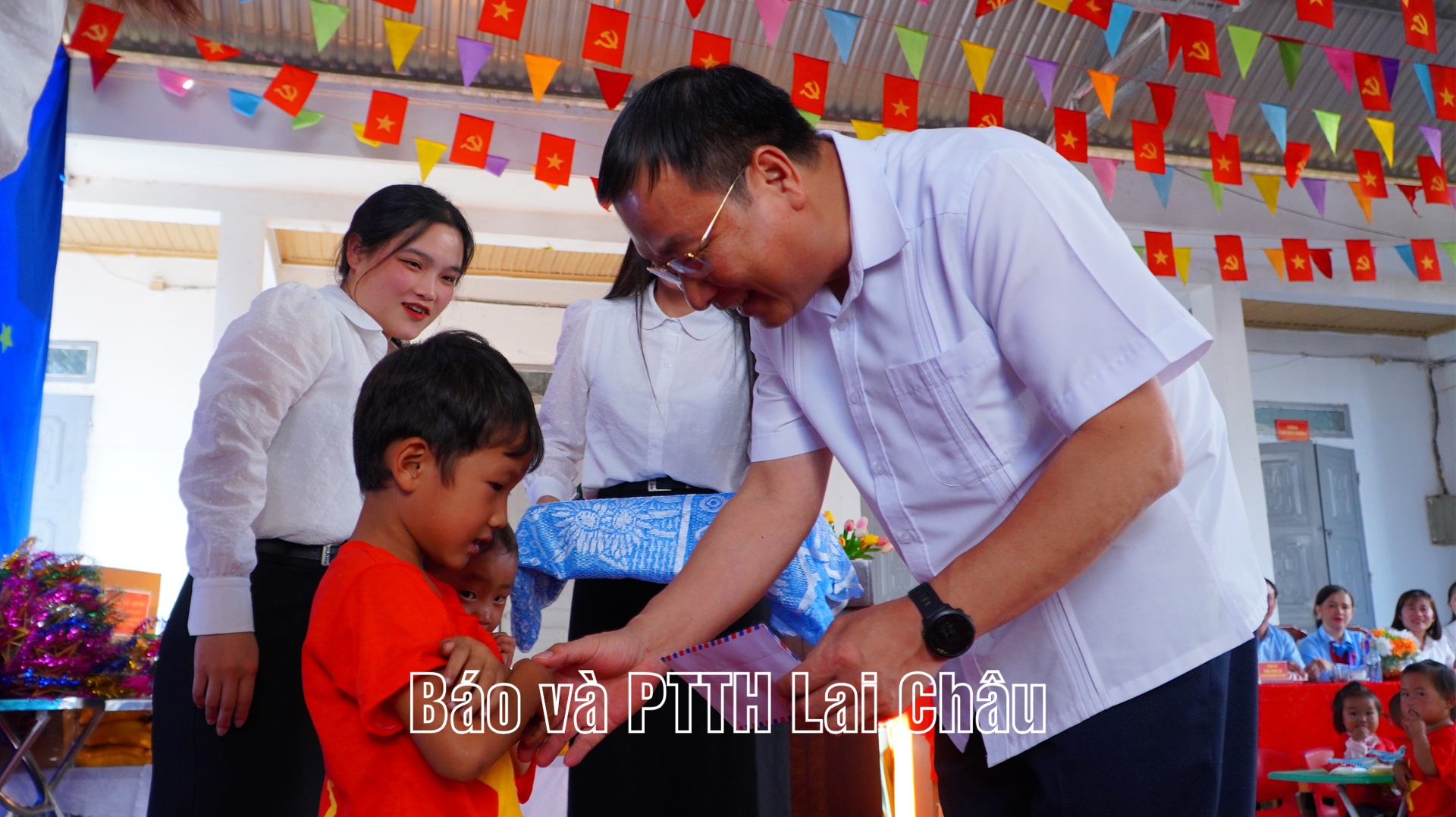 Đồng chí Tống Thanh Bình - Ủy viên Ban Thường vụ Tỉnh ủy, Phó Chủ tịch Thường trực Ủy ban MTTQ Việt Nam tỉnh trao quà cho các cháu học sinh có hoàn cảnh khó khăn