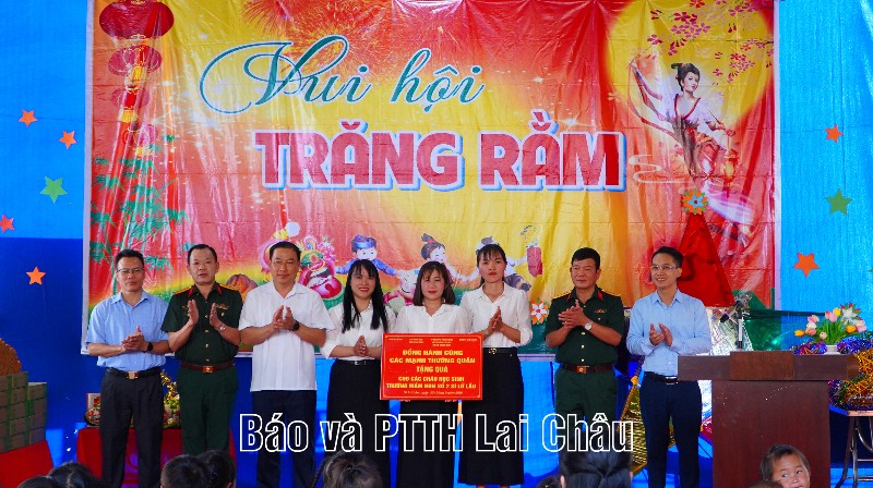 Đoàn Kinh tế - Quốc phòng 356 tổ chức Chương trình “Trao quà tặng – Sẻ chia yêu thương”  