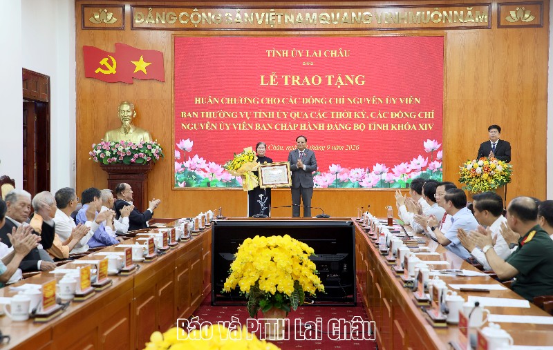 Lễ trao tặng Huân chương Nhà nước và gặp mặt các đồng chí nguyên Ủy viên Ban Thường vụ Tỉnh ủy qua các thời kỳ, nguyên Ủy viên Ban Chấp hành Đảng bộ tỉnh khóa XIV
