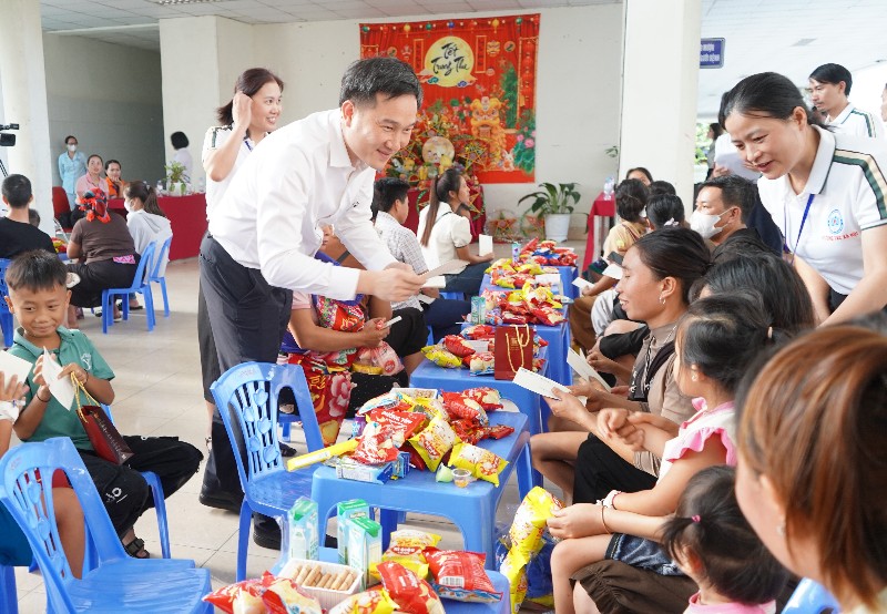 Trung thu yêu thương với bệnh nhi tại Bệnh viện Đa khoa tỉnh