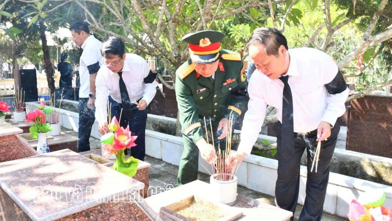 Lai Châu an táng 5 hài cốt liệt sĩ thanh niên xung phong