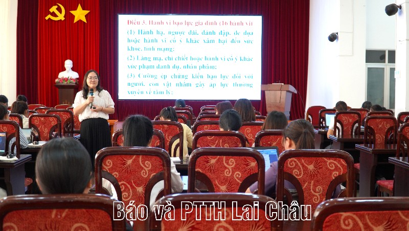 Tập huấn hướng dẫn thực hiện Cuộc vận động “Xây dựng gia đình 5 không, 3 sạch, 3 an”