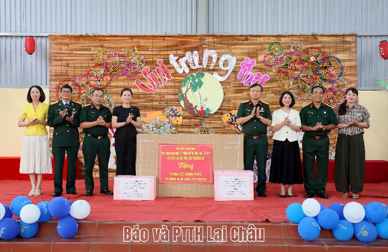 Tặng quà học sinh Tân Phong nhân dịp Tết Trung thu