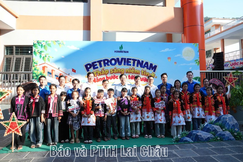 Petrovietnam: Thắp sáng niềm tin - Nâng bước em tới trường tại Phong Thổ