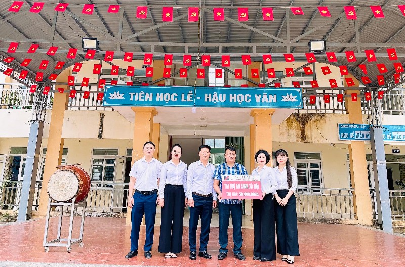 Công đoàn cơ sở Agribank Chi nhánh Lai Châu trao 50 triệu đồng hỗ trợ điểm trường Pa Vây Sử