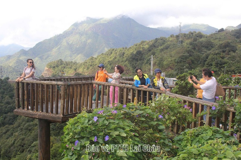 Đoàn Presstrip khảo sát, trải nghiệm sản phẩm du lịch tạ xã Bình Lư và Khun Há