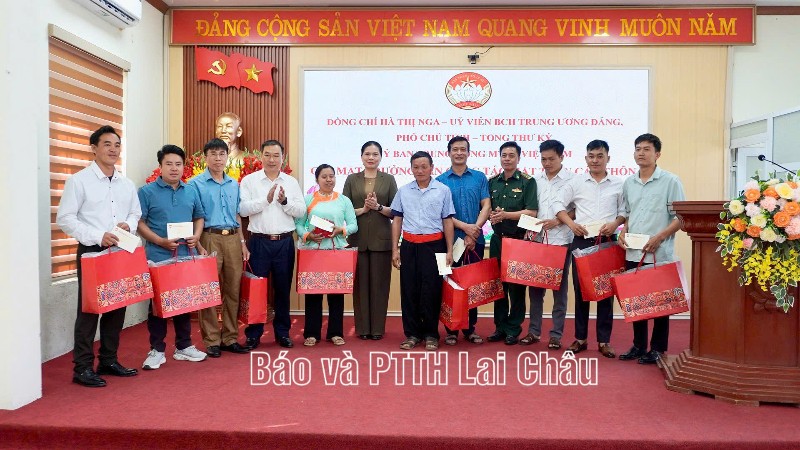 Gặp mặt, tặng quà trưởng ban công tác mặt trận các bản của xã Sin Suối Hồ