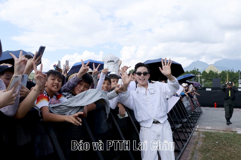 Các ca sĩ tổng duyệt, sẵn sàng cho đêm đại nhạc hội Viettel  Y-Fest 2026