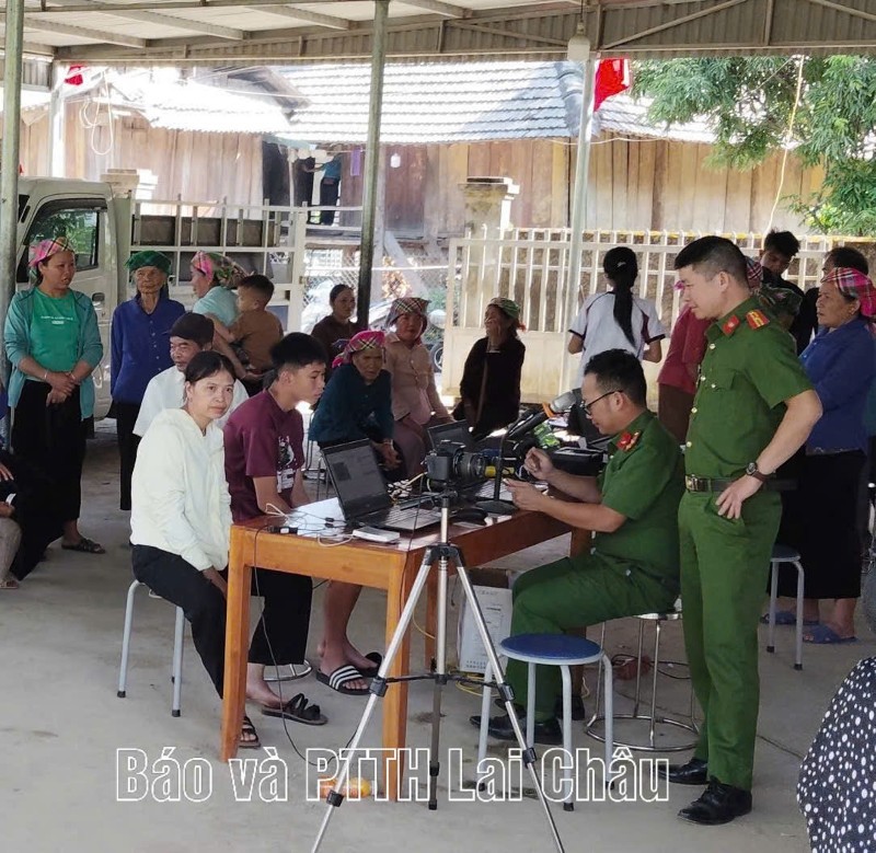 Những bước chân đưa công dân số về bản