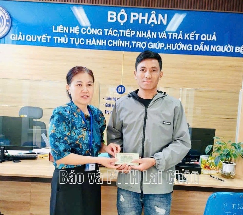 Cán bộ Bệnh viện Đa khoa tỉnh Lai Châu trao trả hơn 5 triệu đồng cho người đánh rơi