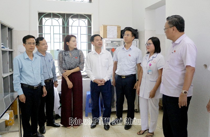 Đoàn Đại biểu Quốc hội tỉnh khảo sát hoạt động y tế cơ sở tại phường Đoàn Kết và xã Tả Lèng