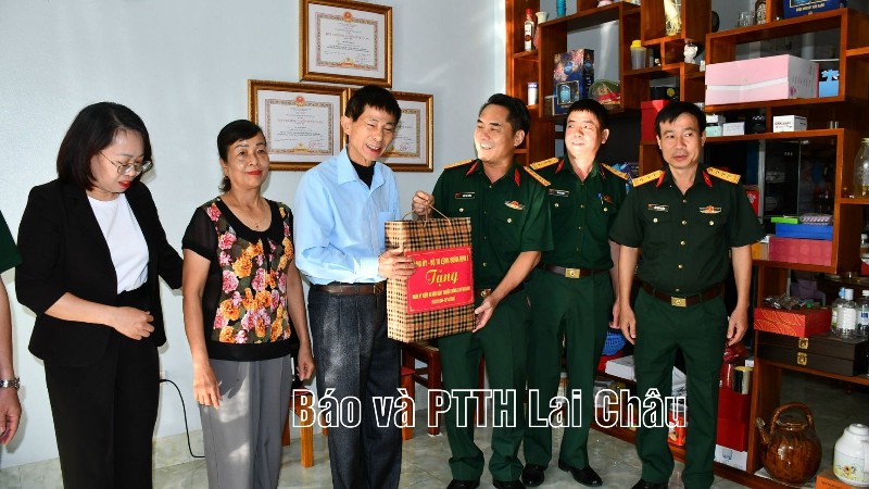 Thăm hỏi, tặng quà nhân kỷ niệm 80 năm Ngày truyền thống Lực lượng vũ trang Quân khu 2