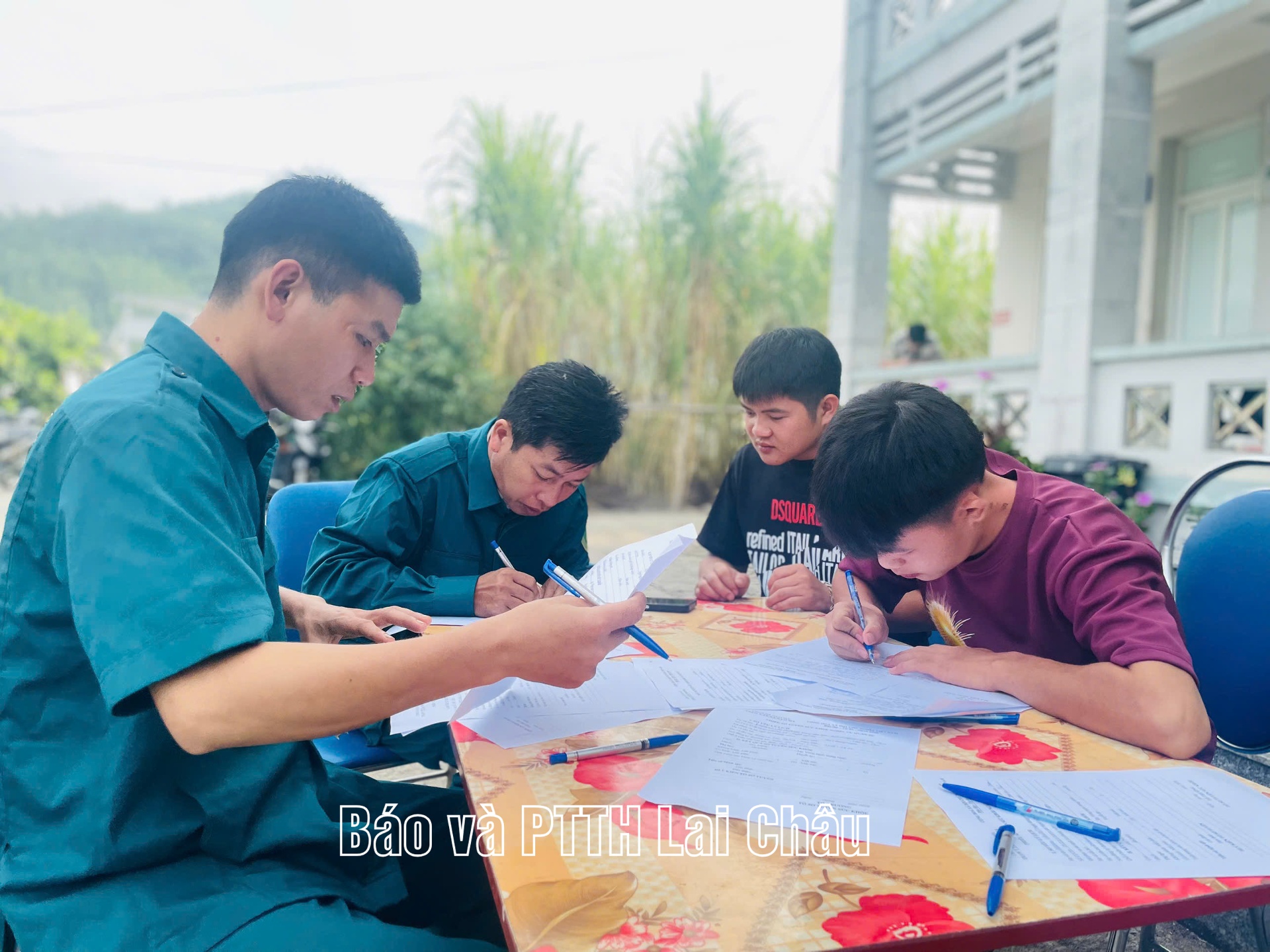 Thành viên Hội đồng nghĩa vụ quân sự xã Nậm Mạ hướng dẫn công dân hoàn thành các hồ sơ, giấy tờ cần thiết theo quy trình