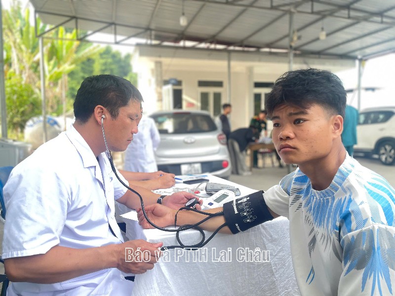 74 công dân khám sơ tuyển nghĩa vụ Quân sự và Công an nhân dân 