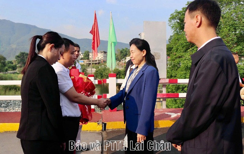 Đón đoàn đại biểu huyện Kim Bình, tỉnh Vân Nam (Trung Quốc)