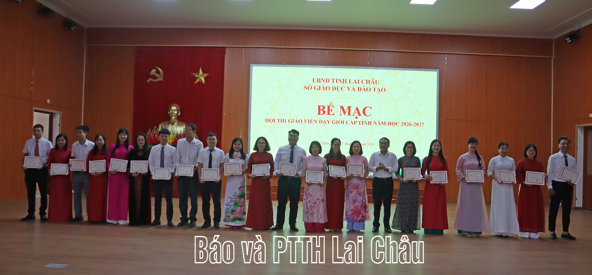 trao chứng nhận