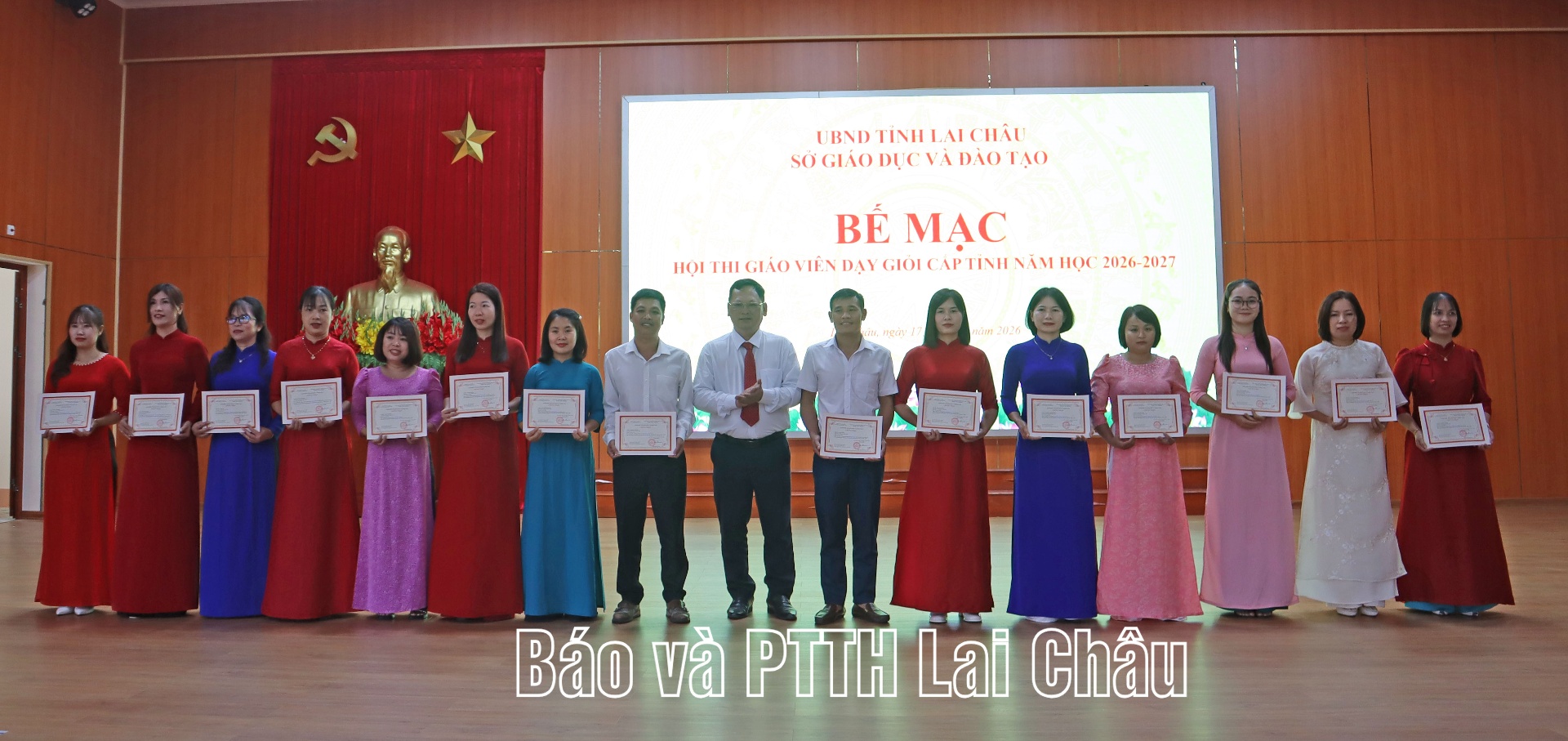 trao chứng nhận