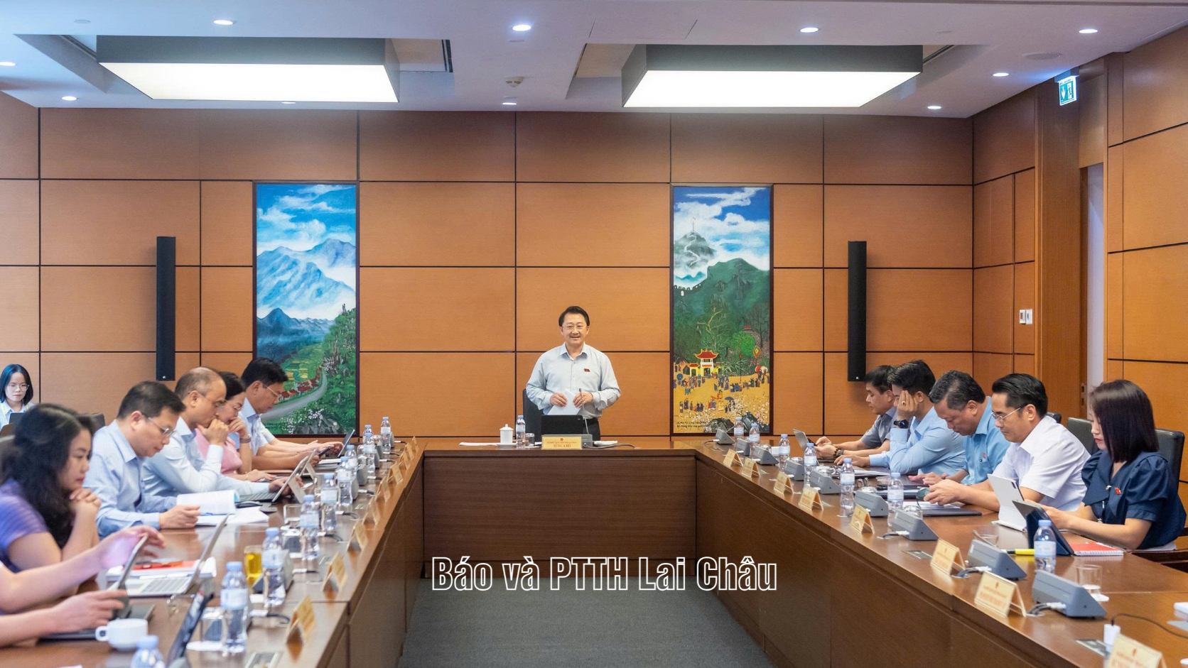 Phó Bí thư Tỉnh ủy Sùng A Hồ chủ trì phiên thảo luận tổ 